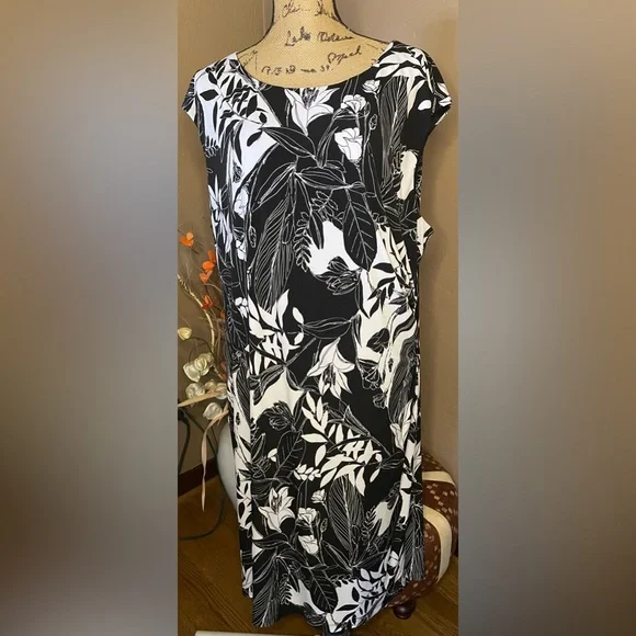 Connected Apparel Black and white Monochrome Leaf Floral Print Midi Sleeveless - Picture 1 of 4